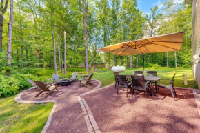 Family-Friendly Arrowhead Lake Home with Kayak! Pocono Pines